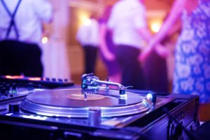 How Do DJs Adapt to Unexpected Changes During the Reception?