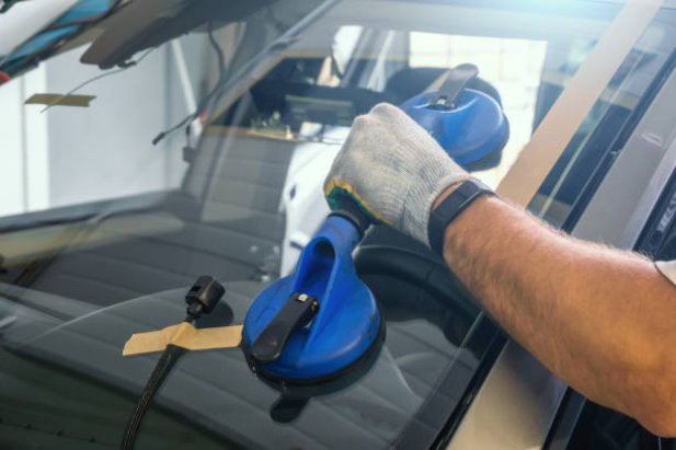 How Does Auto Windshield Replacement Fix Loose Molding?